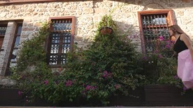 Moda yaşam tarzı tül etekle genç komik kadın portresi