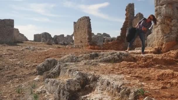 Funny young woman archeologist brings big luggage — Stock Video