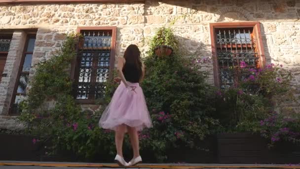 Mode levensstijl portret van de jonge vrouw in tulle rok — Stockvideo