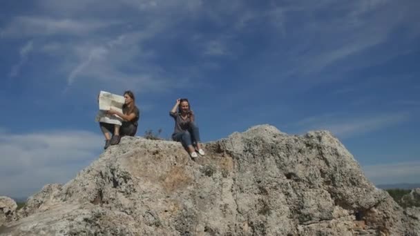 Wanita muda wisatawan dengan peta melihat jauh melalui teropong — Stok Video