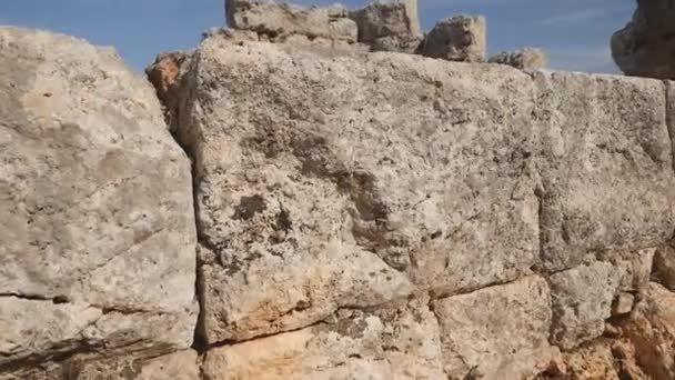 Fundo de pedra. Uma antiga parede de textura de pedra na antiga cidade grega Lyrboton — Vídeo de Stock