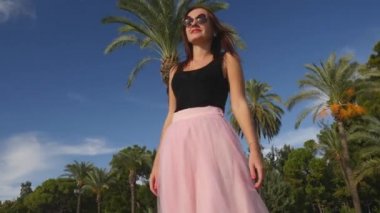 Moda yaşam tarzı tül etekle genç kadın portresi