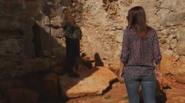 Antik şehir Lyrboton, Türkiye'de iki genç kız