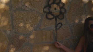 Duvara yakın oturan tül etek genç kadın