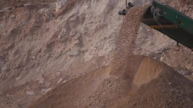 Konveyör bant tarafından ezilmiş taş ulaşım