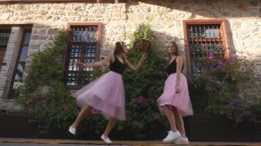 Tuhaf dans moda yaşam tarzı iki genç kadınlarda tül etek