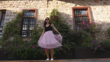 Moda yaşam tarzı tül etekle genç kadın portresi