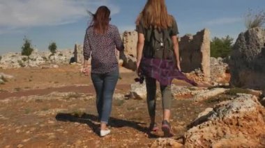 Antik şehir Lyrboton, Türkiye'de iki genç kız
