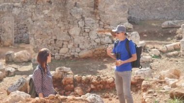 İki genç arkeologlar antik şehri keşfetmek