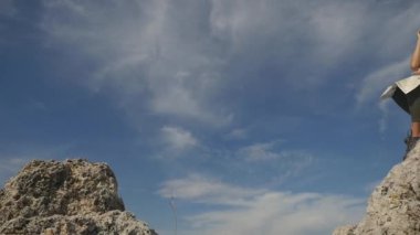 Genç kadın seyahat etmek harita uzakta dürbün seyir ile