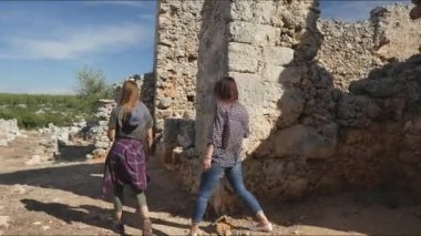 Antik şehir Lyrboton, Türkiye'de iki genç kız