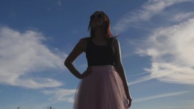 Moda yaşam tarzı tül etekle genç kadın portresi