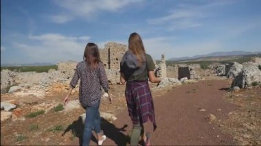 Antik şehir Lyrboton, Türkiye'de iki genç kız