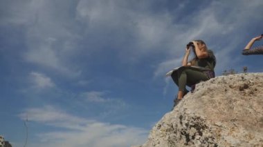 Genç kadın seyahat etmek harita uzakta dürbün seyir ile