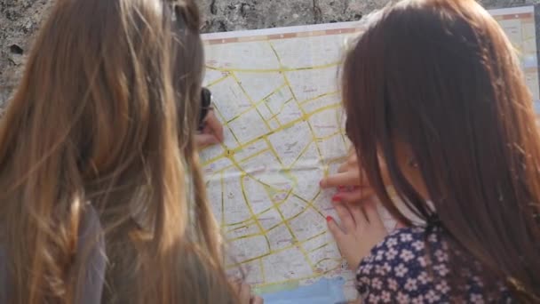 Dos chicas jóvenes explorando la ciudad antigua — Vídeos de Stock