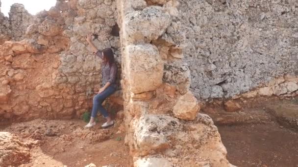 Two young girls exploring ancient city Lyrboton, Turkey — Stock Video