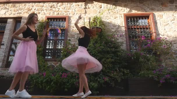 Stile di vita di moda due giovani donne in gonna di tulle che ballano in modo divertente — Video Stock