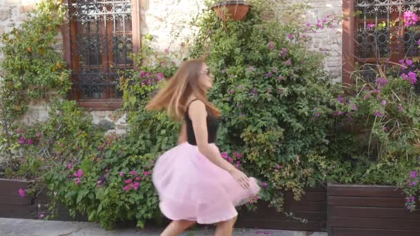 Mode levensstijl portret van grappige jongedame in tulle rok — Stockvideo