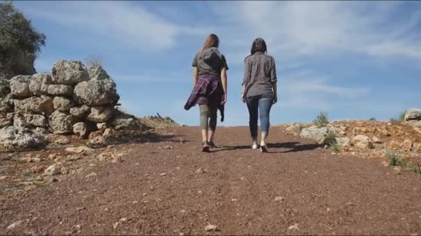 Jonge vrouwen foreward te lopen op de weg van puin — Stockvideo