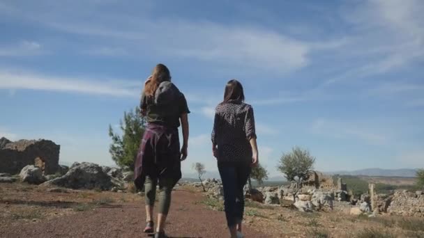 两个年轻女孩走在土耳其古城 Lyboton Kome — 图库视频影像