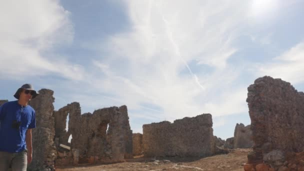 Ung man turist med kikare att utforska antika stad — Stockvideo