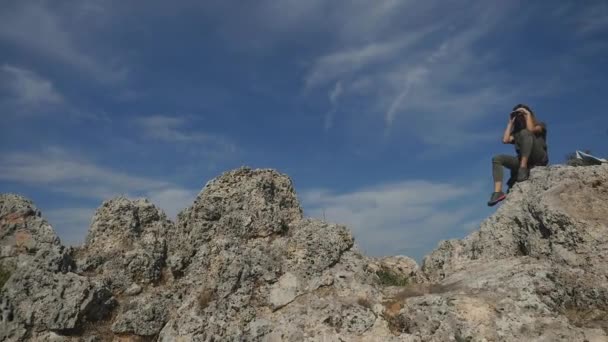 Young women travelers with map looking far away through binoculars — Stock Footage Young women travelers with map looking far away through binoculars Royalty Free Stock Footage