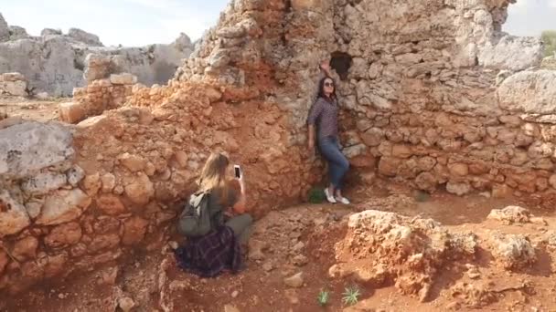 Dos chicas jóvenes explorando la antigua ciudad Lyrboton, Turquía — Vídeos de Stock