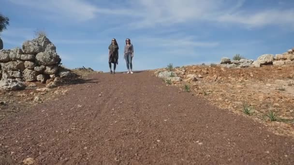 Jeunes femmes debout au centre de la route des décombres — Video