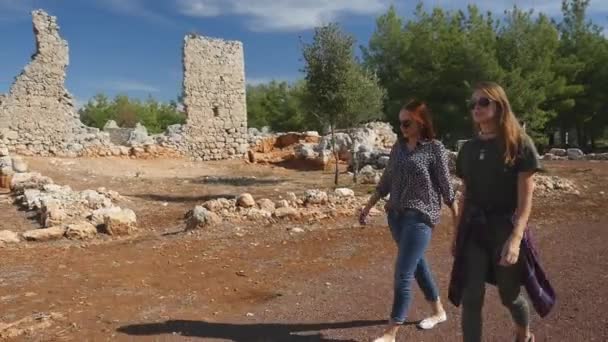 Два молодих дівчат вивчення стародавнього міста Lyrboton, Туреччина — стокове відео