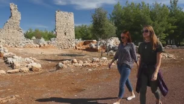 Two young girls exploring ancient city Lyrboton, Turkey — Stock Video