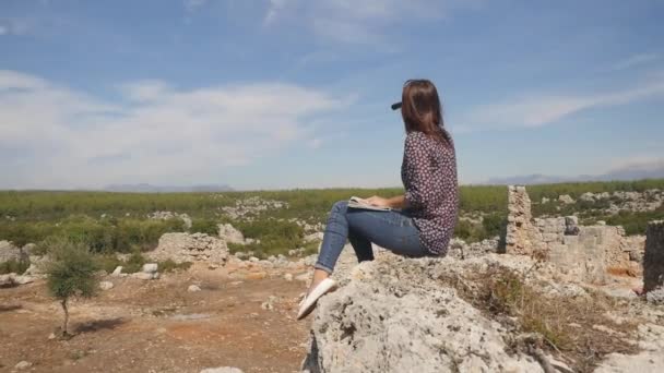 年轻的女性旅行者与地图通过双筒望远镜看很远 — 图库视频影像