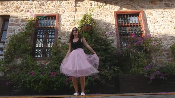 Μόδα τρόπο ζωής πορτρέτο του νεαρή γυναίκα στο τούλινη φούστα — Αρχείο Βίντεο