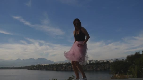 Mode style de vie portrait de jeune femme en jupe en tulle — Video