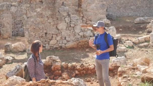 Two young archaeologists exploring ancient city — Stock Footage Two young archaeologists exploring ancient city Royalty Free Stock Video