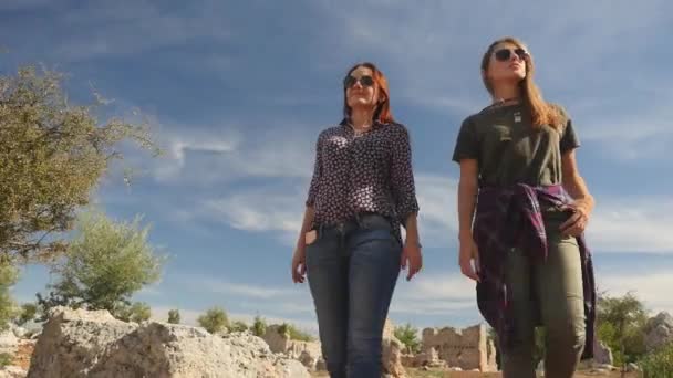 Dos chicas jóvenes explorando la antigua ciudad Lyrboton, Turquía — Vídeos de Stock