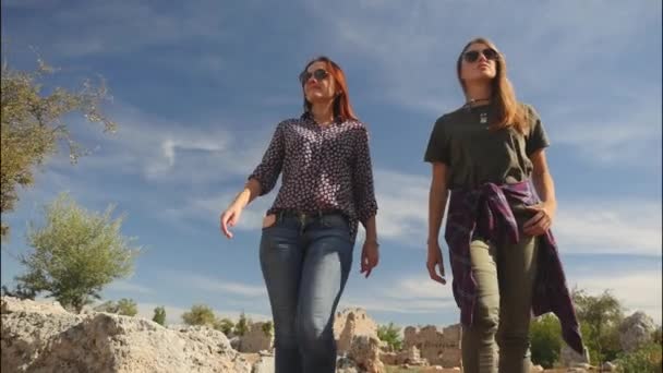 Dos chicas jóvenes explorando la antigua ciudad Lyrboton, Turquía — Vídeo de stock