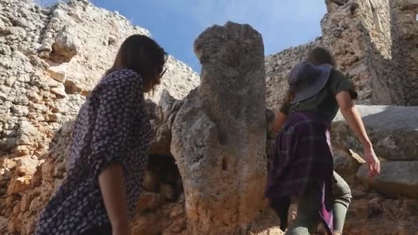 Dos chicas jóvenes explorando la antigua ciudad Lyrboton, Turquía — Vídeos de Stock