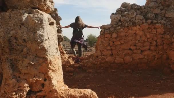 Two young girls exploring ancient city Lyrboton, Turkey — Stock Video