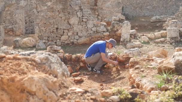 Νεαρός αρχαιολόγος έργα στον αρχαιολογικό χώρο — Αρχείο Βίντεο