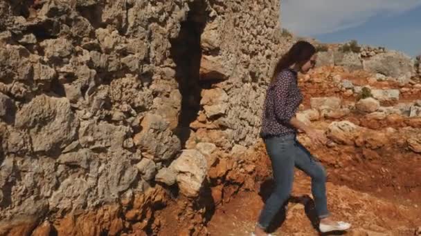 Due giovani ragazze che esplorano l'antica città Lyrboton, Turchia — Video Stock