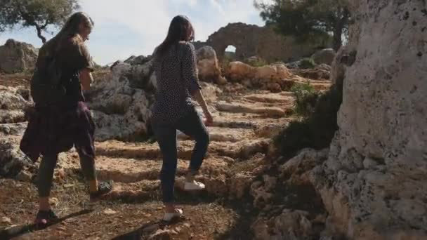 Dua gadis muda menjelajahi kota kuno Lyrboton, Turki — Stok Video