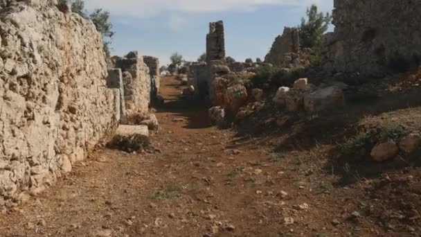 Two young girls exploring ancient city Lyrboton, Turkey — Stock Video