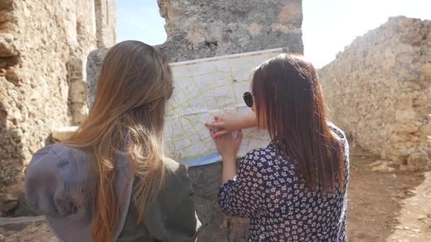 Two young girls exploring ancient city — Stock Video