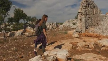 Antik şehir Lyrboton, Türkiye'de iki genç kız