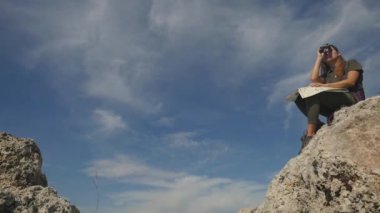 Genç kadın seyahat etmek harita uzakta dürbün seyir ile