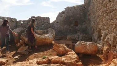 Antik şehir Lyrboton, Türkiye'de iki genç kız