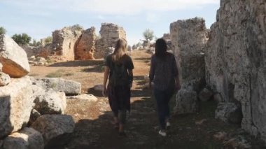 Antik şehir Lyrboton, Türkiye'de iki genç kız
