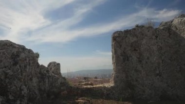 Antik şehir Lyrboton, Türkiye'de iki genç kız