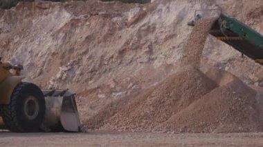 Konveyör bant tarafından ezilmiş taş ulaşım