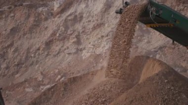 Konveyör bant tarafından ezilmiş taş ulaşım